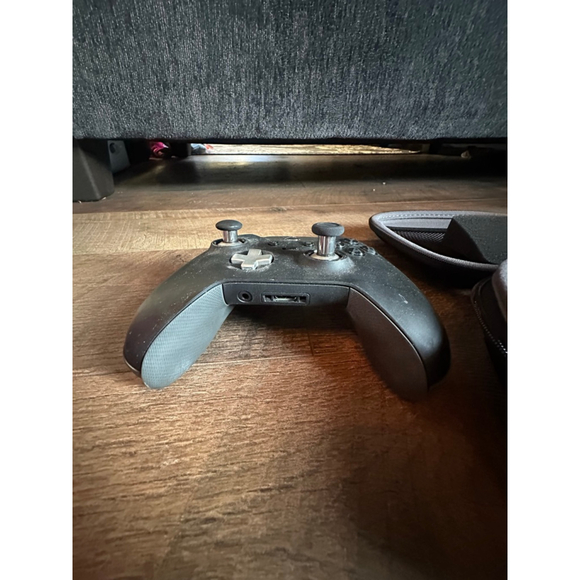Black Gray Xbox Elite Controller with Case - Picture 2 of 8